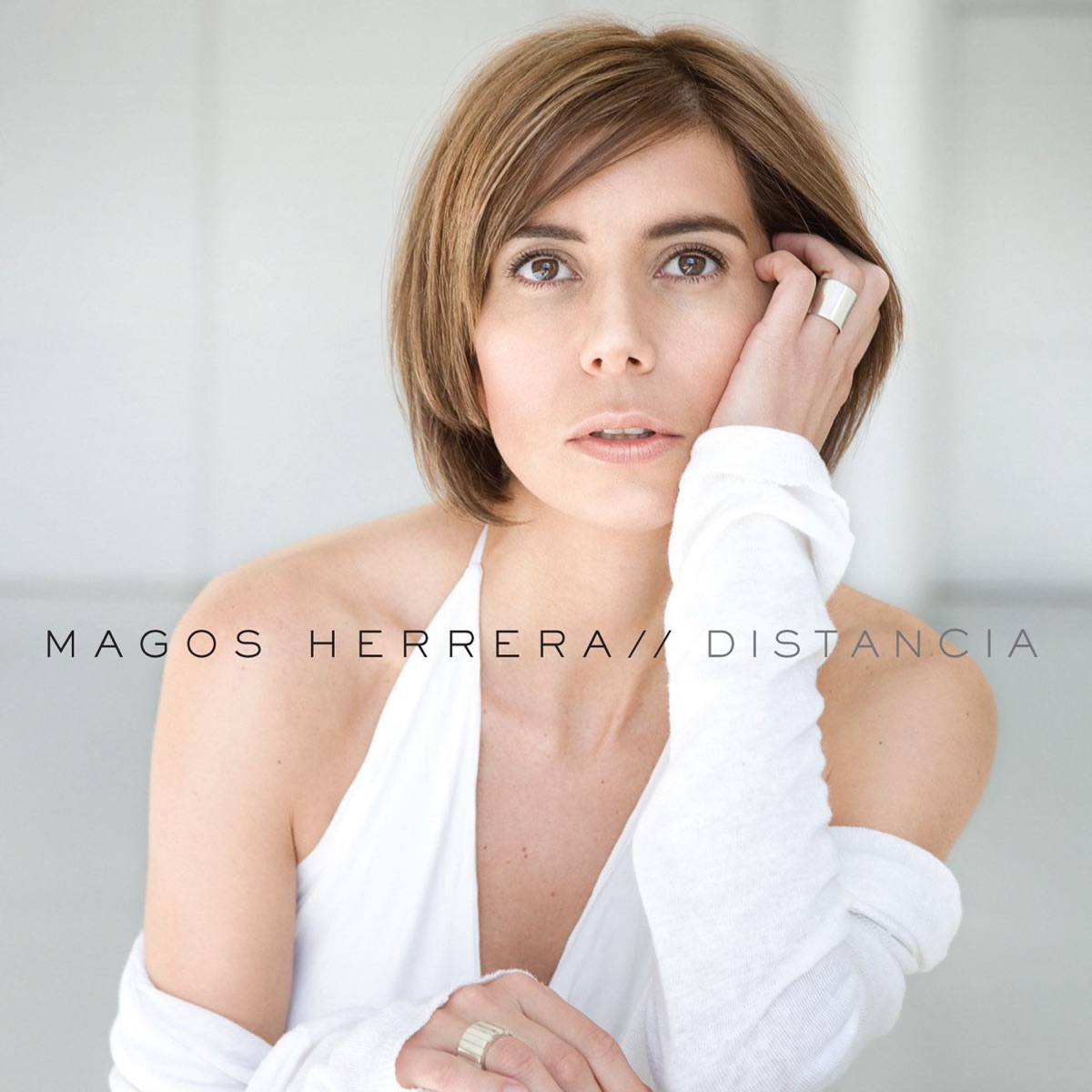 Distancia by Magos Herrera album cover