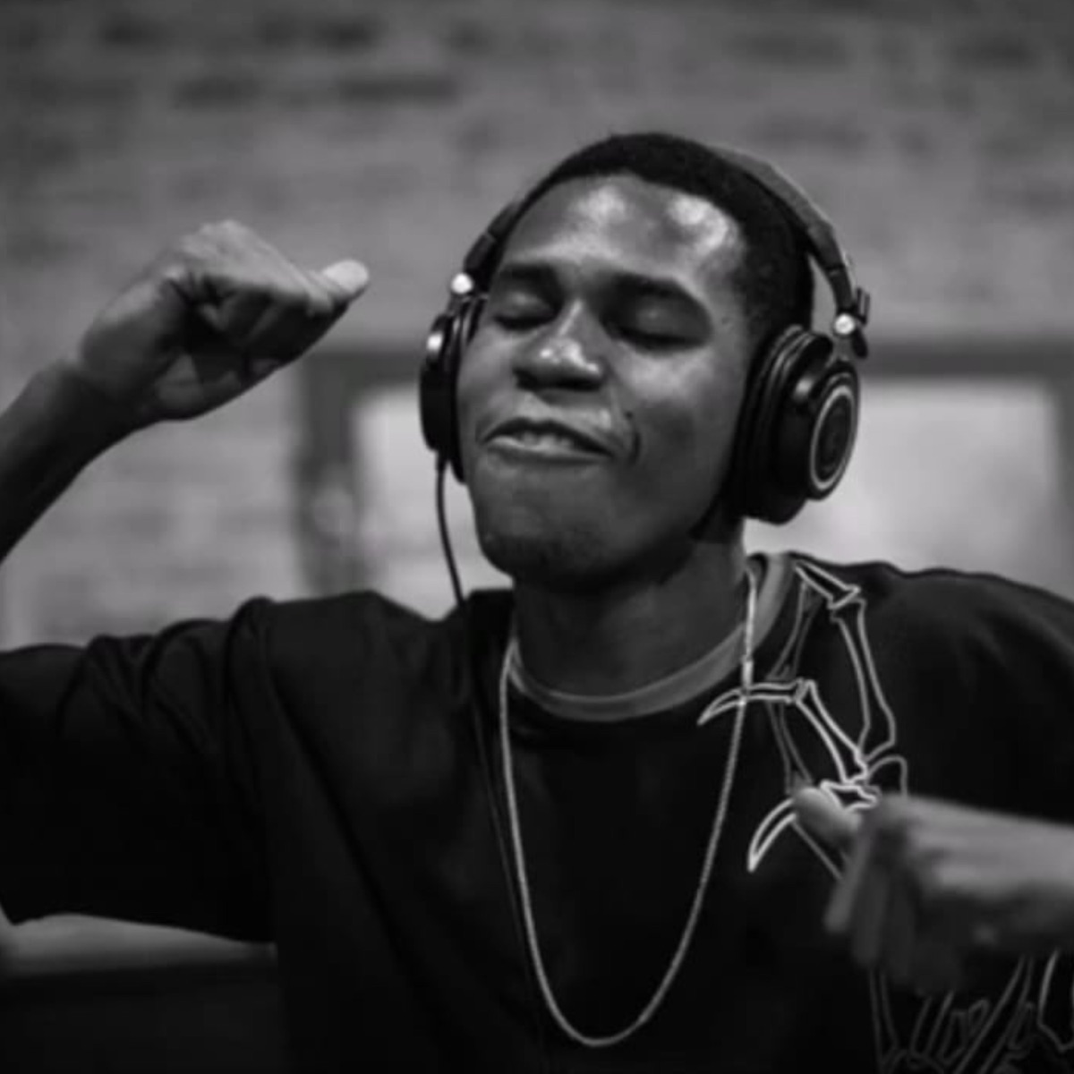 Um Tiro no Escuro - Single by ALAKAMC album cover