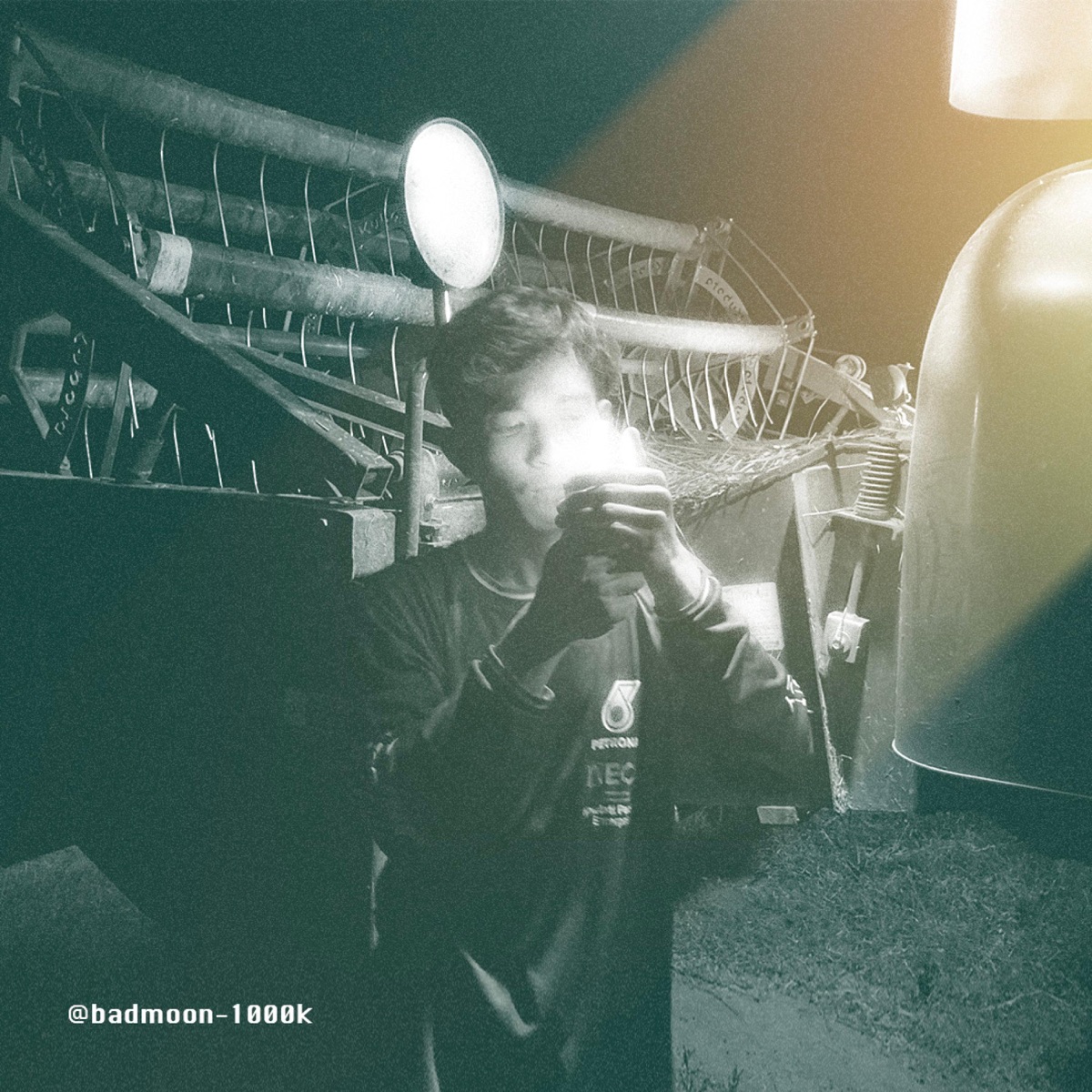 SMOKE ALONE (Producer: VANTHONG1000K) (feat. TRA) - Single by BADMOON1000K album cover